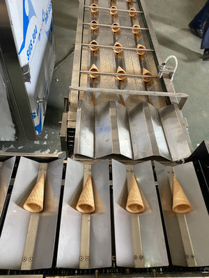 Un bon prix. Machine automatique de cornet de crème glacée de solides solubles 4.37kw 12kg/H en ligne