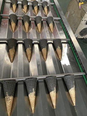 Un bon prix. Deux cornet de crème glacée de sauvegarde du gaz 3500pcs/h de couleur faisant la machine en ligne