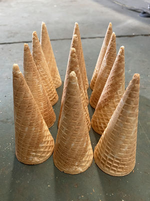 Un bon prix. Type machine complètement automatique de tunnel de cornet de crème glacée de 3000pcs/h en ligne
