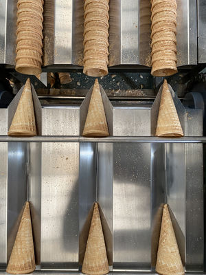 Un bon prix. Machine de fabricant de cornet de crème glacée d'OIN 3.37kw avec le contrôle de PLC en ligne