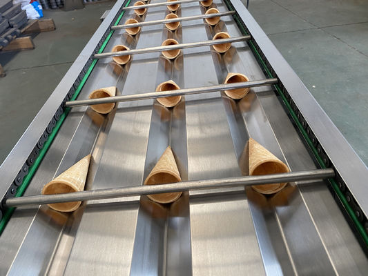 Un bon prix. Cône industriel poli de gaufre de crème glacée 5000pcs/H faisant la machine en ligne
