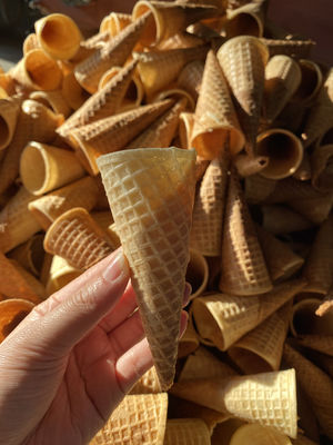 Un bon prix. cornet de crème glacée de 1.5kw 3000Kg faisant l'installation de gisement de machine en ligne