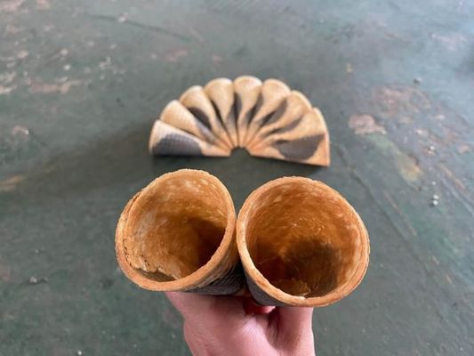 Un bon prix. Cornet de crème glacée de tunnel de deux couleurs faisant la machine pour le maïs en ligne