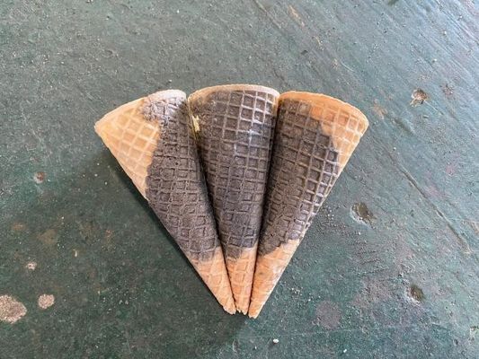 Un bon prix. Deux couleurs 135 mm 7 kg / h plaquette machine à faire des cônes en ligne